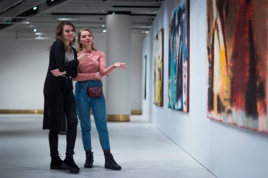 iki kız dik dik bakıyor, modern sanat Galerisi'ndeki resimleri.