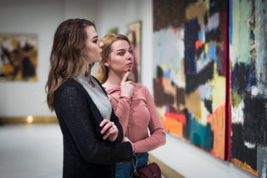 iki kız dik dik bakıyor, modern sanat Galerisi'ndeki resimleri.