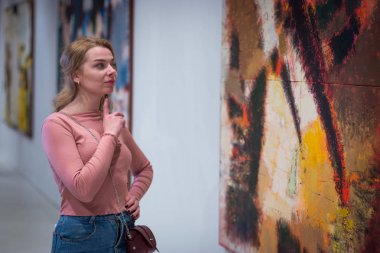 modern Sanat Galerisi'nde resmi adlı kız dik dik bakıyor.