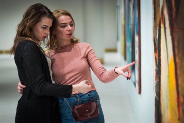 iki kız modern sanat Galerisi resimlerinde tartışmak