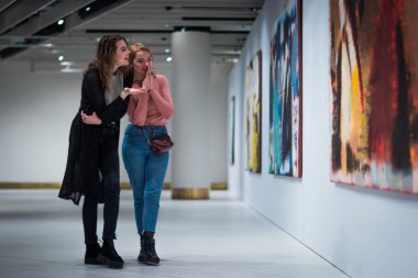 iki kız modern sanat Galerisi resimlerinde tartışmak