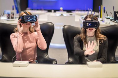 Vr Gözlüklü kız tarafta görünüyor