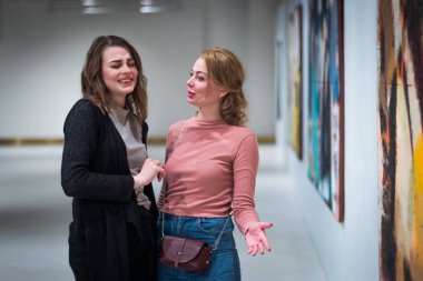 iki kız modern sanat Galerisi resimlerinde tartışmak