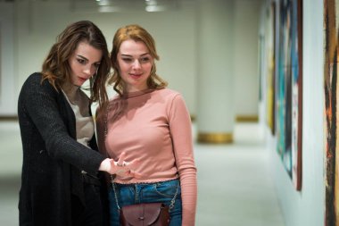 iki kız modern sanat Galerisi resimlerinde tartışmak