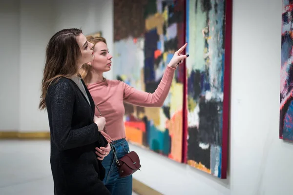 iki kız dik dik bakıyor, modern sanat Galerisi'ndeki resimleri.