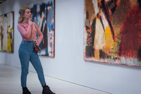 Girl Stares Picture Gallery Modern Art — Stock Photo, Image