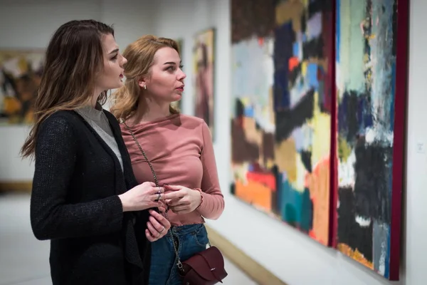 iki kız dik dik bakıyor, modern sanat Galerisi'ndeki resimleri.