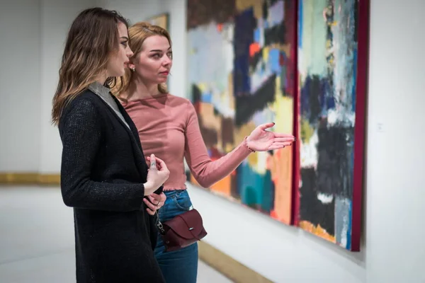 iki kız dik dik bakıyor, modern sanat Galerisi'ndeki resimleri.