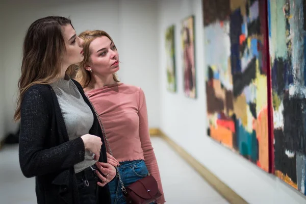 iki kız dik dik bakıyor, modern sanat Galerisi'ndeki resimleri.