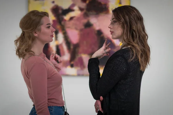 Zwei Mädchen Starren Auf Die Bilder Der Galerie Der Modernen — Stockfoto
