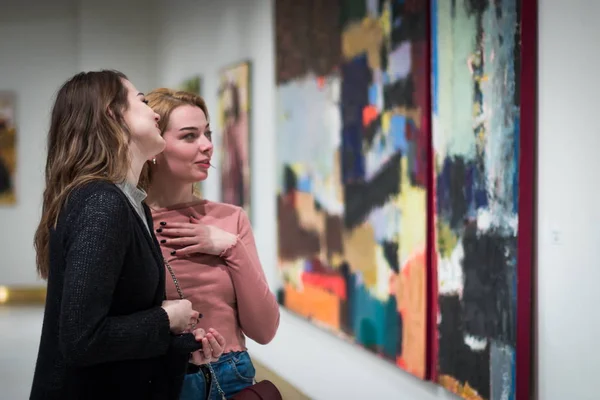 iki kız dik dik bakıyor, modern sanat Galerisi'ndeki resimleri.