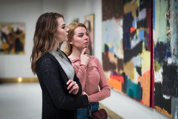 iki kız dik dik bakıyor, modern sanat Galerisi'ndeki resimleri.