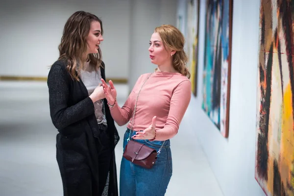 iki kız modern sanat Galerisi resimlerinde tartışmak