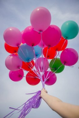 el gökyüzünde balonları tutar