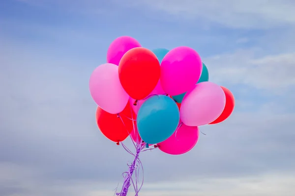 Воздушные шары в голубом небе — стоковое фото