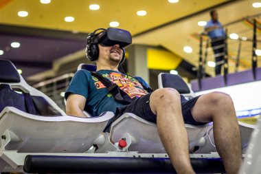 VR gözlüklü adam 4D 'de film sallıyor.