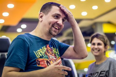 VR gözlüklü adam 4D 'de film sallıyor.