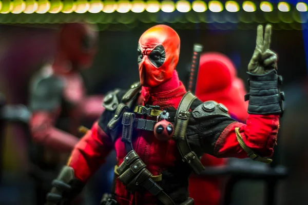 Kiev, Ukrayna-Temmuz 22, 2017: Marvel çizgi roman kahramanı oyuncak heykeli-Deadpool