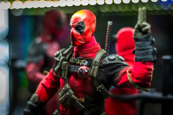 Kijev, Ukrajna-július 22, 2017: Toy szobor Marvel képregény Hero-Deadpool — Stock Fotó