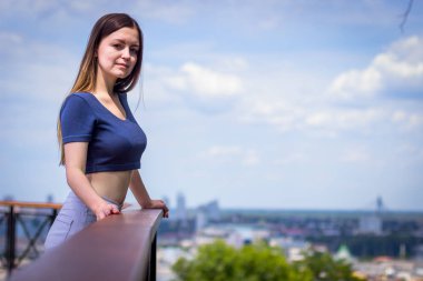 Şehre bakan güzel kız