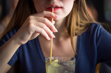 Saman ile güzel kız içecekler limonata