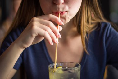 Saman ile güzel kız içecekler limonata