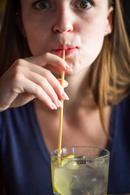 Saman ile güzel kız içecekler limonata