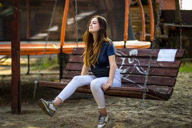 Güzel kız salıncakta sallanıyor