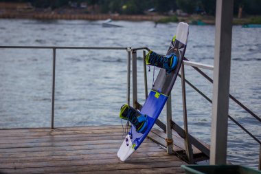 Gölde sörf yapan wakeboardcu