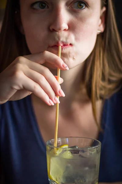 Menina bonita bebe limonada através de palha — Fotografia de Stock