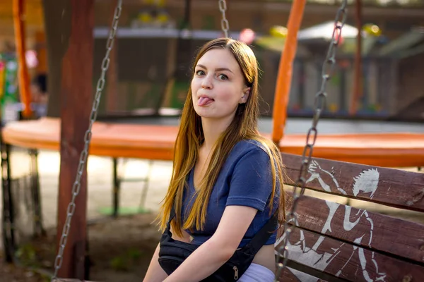 Güzel kız salıncakta sallanıyor