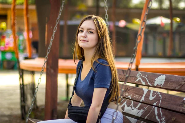 Güzel kız salıncakta sallanıyor