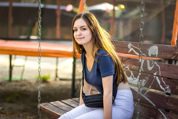 Menina bonita passeios em um balanço — Fotografia de Stock