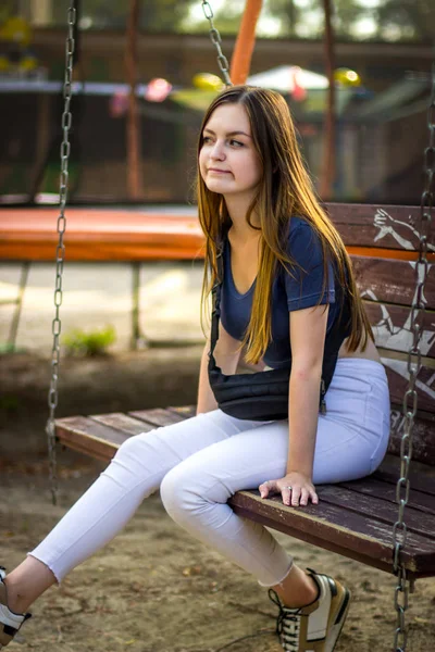 Güzel kız salıncakta sallanıyor