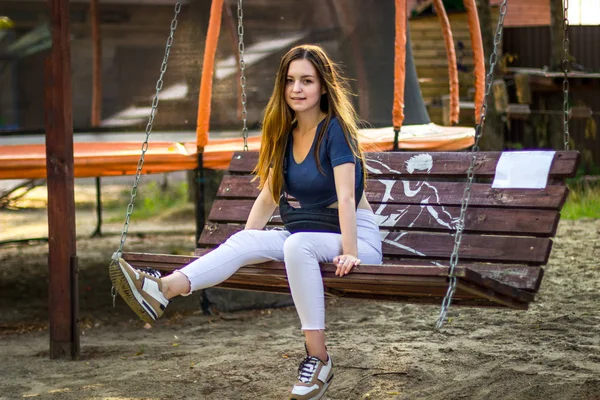 Menina bonita passeios em um balanço — Fotografia de Stock