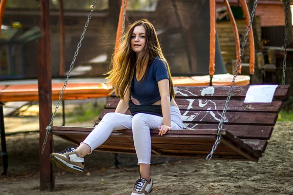 Menina bonita passeios em um balanço — Fotografia de Stock