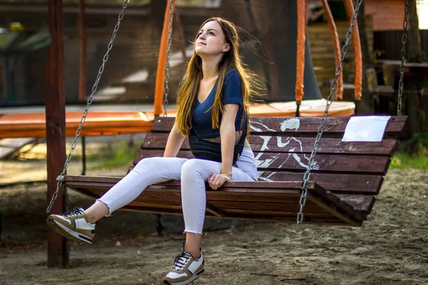 Güzel kız salıncakta sallanıyor