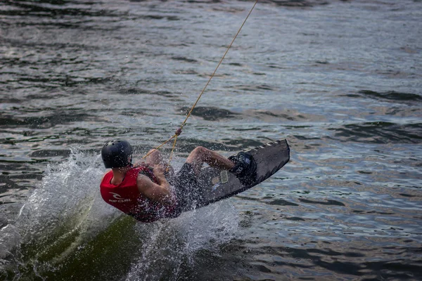 Wakeboarder surf attraverso un lago — Foto Stock