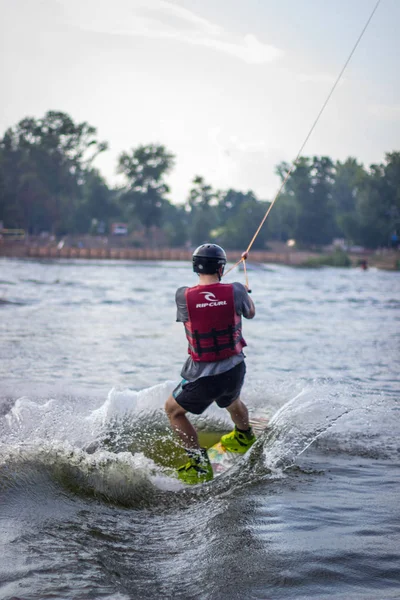湖をサーフィンするウェイクボーダー — ストック写真