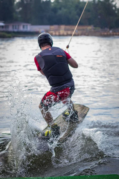 Wakeboarder surfar através de um lago — Fotografia de Stock