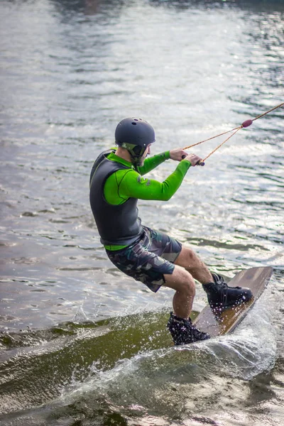 Wakeboarder surf attraverso un lago — Foto Stock