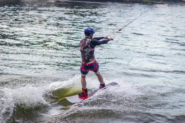 Wakeboarder surf attraverso un lago — Foto Stock