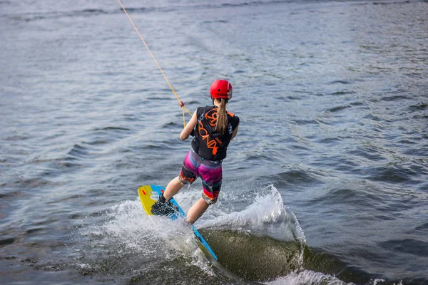 Wakeboarder surf attraverso un lago — Foto Stock