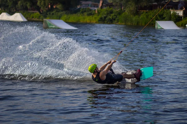 Wakeboarder surfen over een meer — Stockfoto