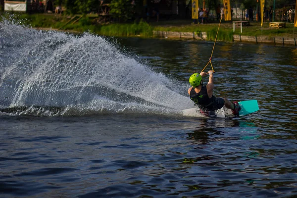 Wakeboarder surfear a través de un lago — Foto de Stock