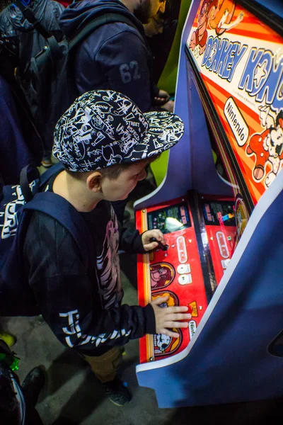 Киев, Украина -26 августа 2019 года: Мальчик играет на игровых автоматах . — стоковое фото