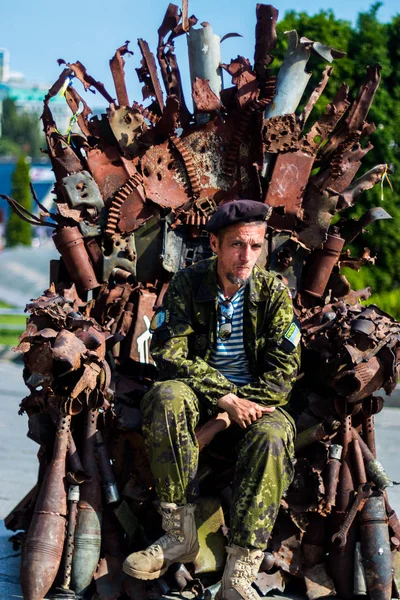Um soldado militar senta-se num trono de conchas. . — Fotografia de Stock