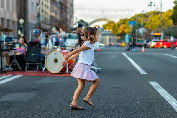 Kiev, Oekraïne -26 augustus 2019: Meisje dansend op straat. — Stockfoto