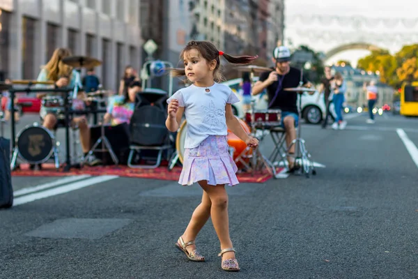 Kiev, Ucrania 26 de agosto de 2019: Niña bailando en la calle . —  Fotos de Stock