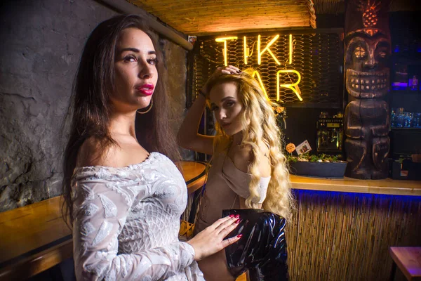 Дві красиві дівчата п'ють коктейлі в барі — стокове фото